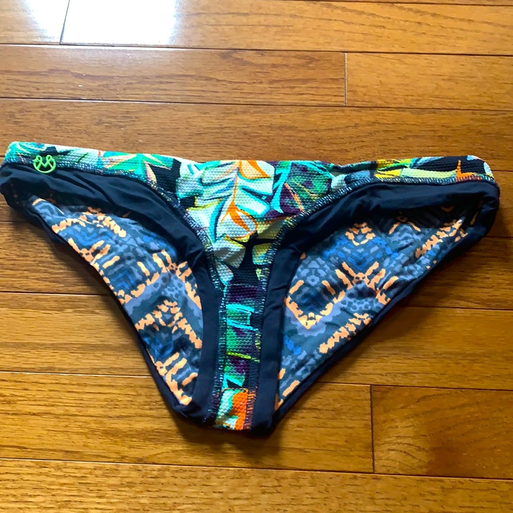 NWOT Maaji swim bottoms size - large
